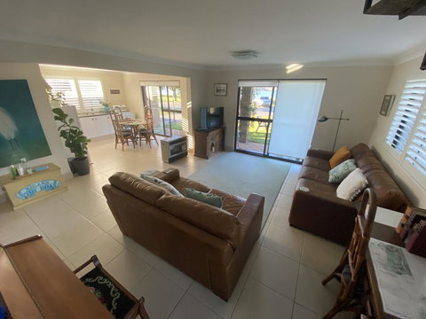 By The Lake - Lake Macquarie - Your Accommodation 1