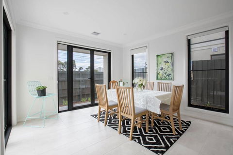 Captivating Large 4BR@Narre Warren - Your Accommodation 3