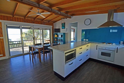 CDC-625 Beach House - Your Accommodation 0