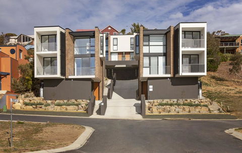 Chilam 'B' - Sophisticated Style With Views To The Lake & Mountains - Your Accommodation 0