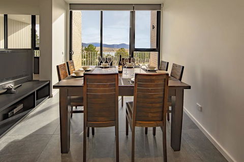 Chilam 'B' - Sophisticated Style With Views To The Lake & Mountains - Your Accommodation 1