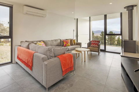 Chilam 'B' - Sophisticated Style With Views To The Lake & Mountains - Your Accommodation 2