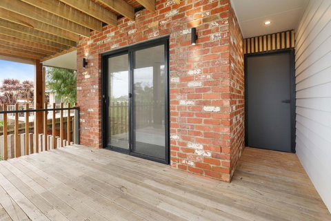 COASTAL BEAUTY ON BRUCE - Your Accommodation 1