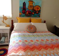 Colourful creative Artist house Glen Waverley - Your Accommodation