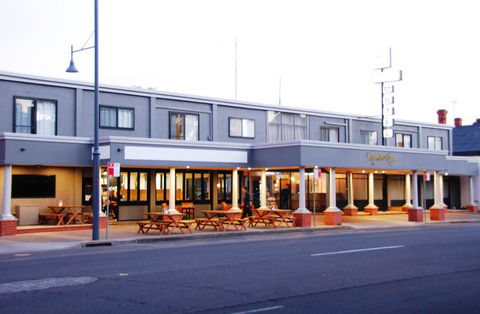 Commodore Motor Inn - Your Accommodation 0