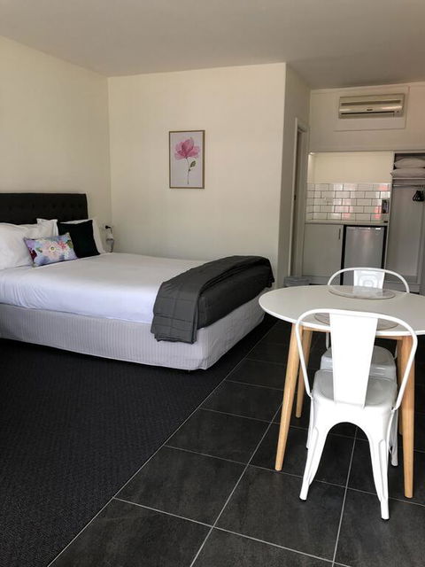 Commodore Motor Inn - Your Accommodation 3
