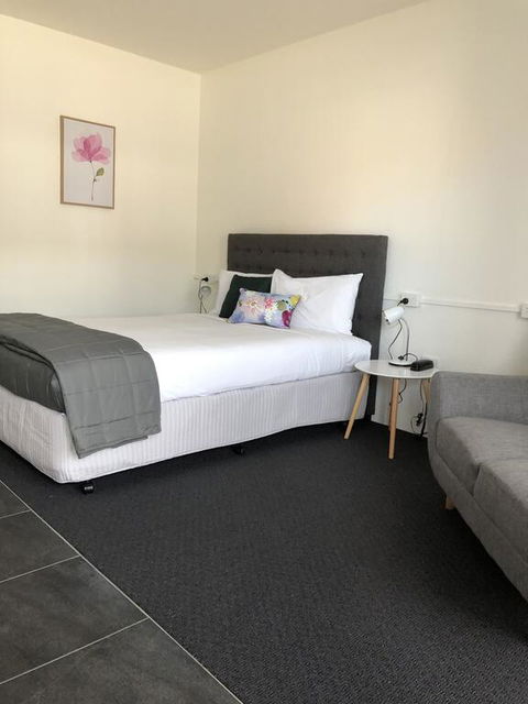 Commodore Motor Inn - Your Accommodation 2