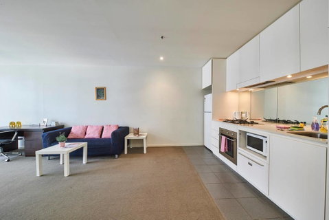 Convenient & Modern 1 Bed Apartment Docklands - Your Accommodation 3