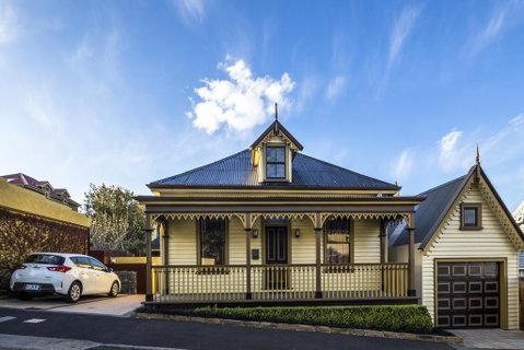 Corinda Contemporary - Your Accommodation 0