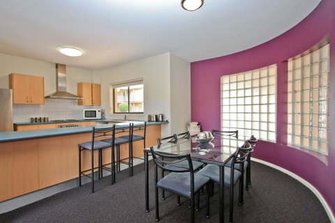 Cosmopolitan Apartments - Your Accommodation 1