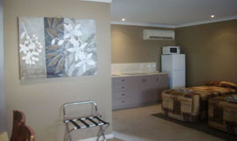 Cosmos Country Motor Inn - Your Accommodation 0