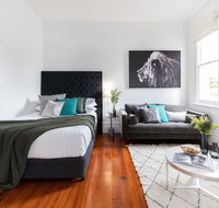 Cosy nook in inner-city Victorian mansion - Your Accommodation