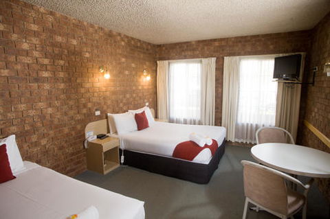 Courtyard Motor Inn - Your Accommodation 2