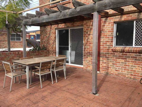 Cozy 3BR Townhouse In Liverpool CBD With Parking - Your Accommodation 1