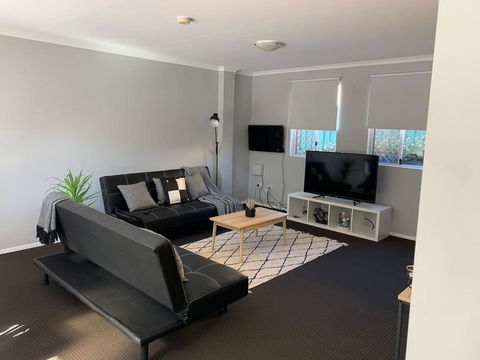 Cozy 3BR Townhouse In Liverpool CBD With Parking - Your Accommodation 0