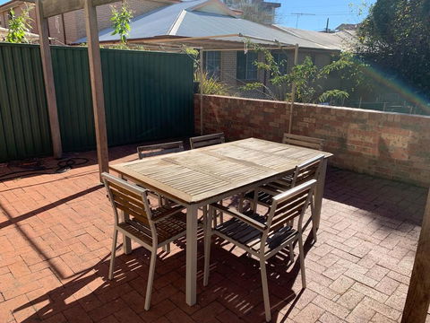 Cozy 3BR Townhouse In Liverpool CBD With Parking - Your Accommodation 2