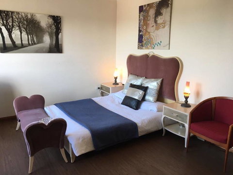 CozyStudioUnit In BeverlyHills (Train Accessible) - Your Accommodation 0