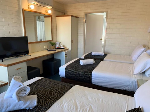 Crest Motor Inn - Your Accommodation 3