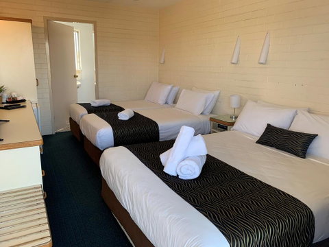 Crest Motor Inn - Your Accommodation 2