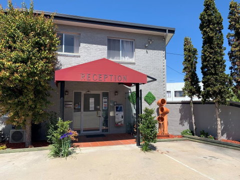 Crest Motor Inn - Your Accommodation 0