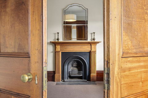 Cromwell Apartment - 3 Red Doors Battery Point - Your Accommodation 2