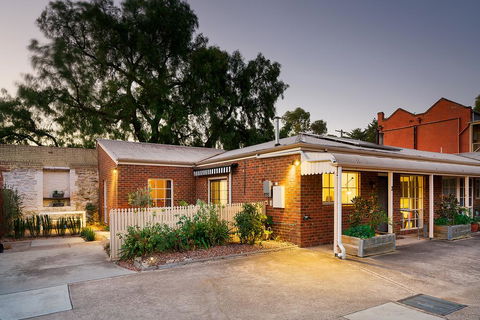 Designer Town Villa - Your Accommodation 2