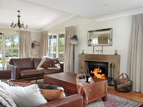 Duncraig House - Open Fireplace, Spa, Pet Friendly - Your Accommodation 1
