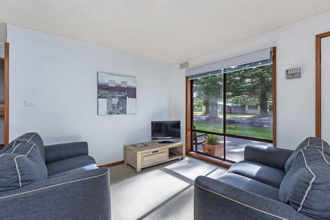 Eastern Beach Units #2 - Your Accommodation 3