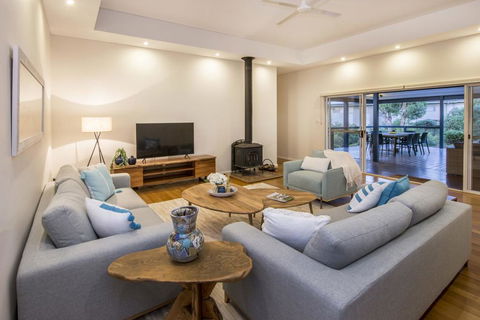 EeBee House - Beautiful Family Home With Stunning Eagle Bay Views - Your Accommodation 1