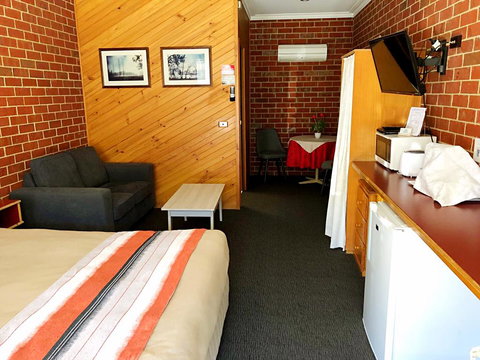 Elms Motor Inn - Your Accommodation 3