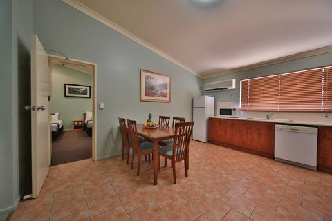 Emerald Explorers Inn - Your Accommodation 1