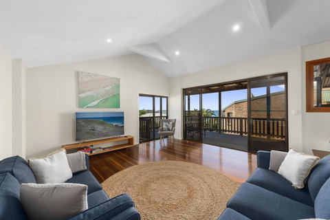 Emerald Seas Beach House - Your Accommodation 0