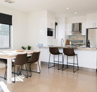 Endsleigh II - Cosy 2 Bedroom Villa Free Wifi Near CBD - Your Accommodation