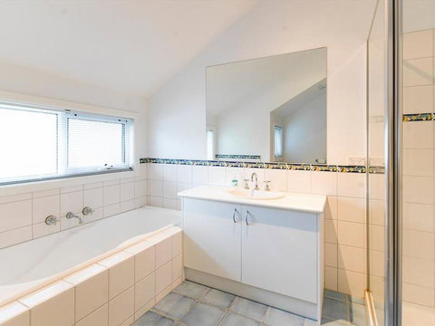 EVERGREEN BEACH HOUSE - Your Accommodation 2