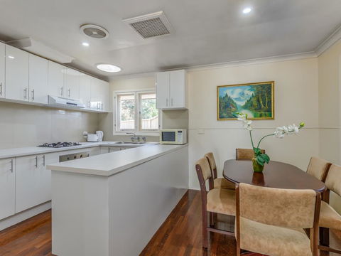Exclusive Handy Holiday House - Your Accommodation 3