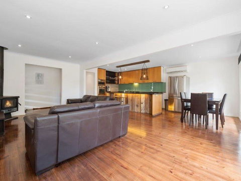 Family Foreshore Favourite - Your Accommodation 1
