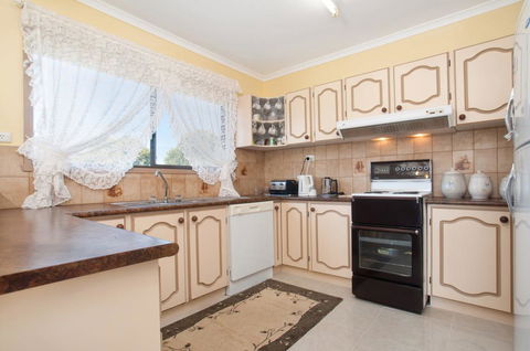 FAMILY GETAWAY - DROMANA - Your Accommodation 2