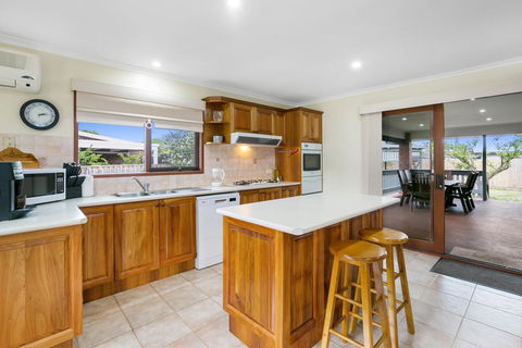 Family Getaway - Walk To Bay Beach - Your Accommodation 1