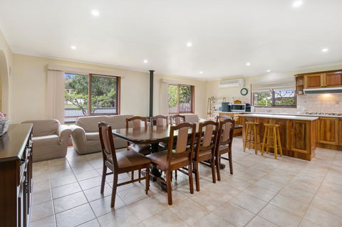 Family Getaway - Walk To Bay Beach - Your Accommodation 2