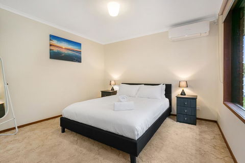 Family Getaway - Walk To Bay Beach - Your Accommodation 3