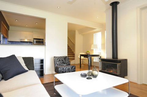 Feathers Serviced Townhouse - Your Accommodation 1