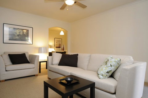 Feathers Serviced Townhouse - Your Accommodation 3