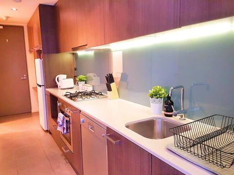 FITZROY FANTASTIC 1BR APT With FREE WINE, NETFLIX, WIFI, Close To TRAMS, COLES - Your Accommodation 2