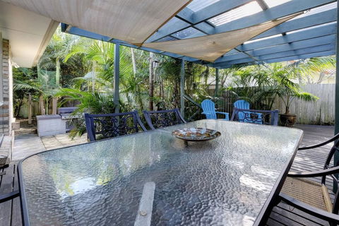 FRANGIPANI BEACH HOUSE - PET FRIENDLY 22 Belbourie Cres Boomerang Beach - Your Accommodation 2