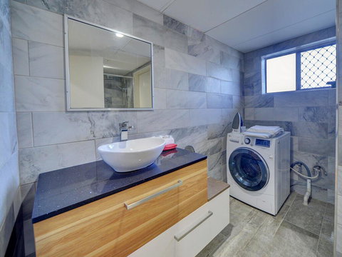 GCHM Beachside Getaway With Netflix & Wi-Fi - Your Accommodation 3