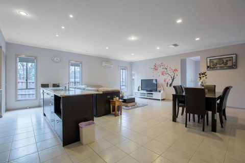 Gorgeous 4BR Home In Point Cook - Your Accommodation 3