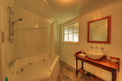 Grace's Spa Cottage - Your Accommodation 3