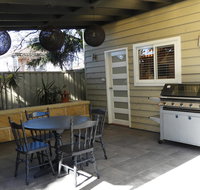 Guesthouse with Pool  BBQ - 10 kms from CBD - Your Accommodation