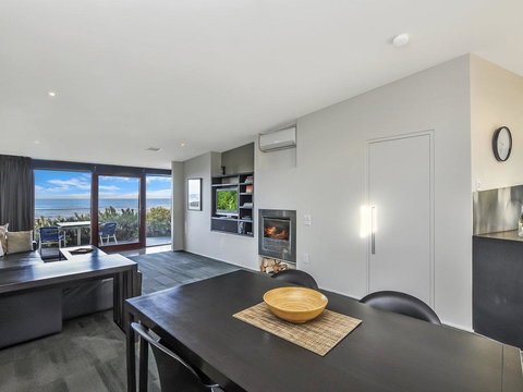 HEARN'S BEACHSIDE VILLA 1 - Your Accommodation 1