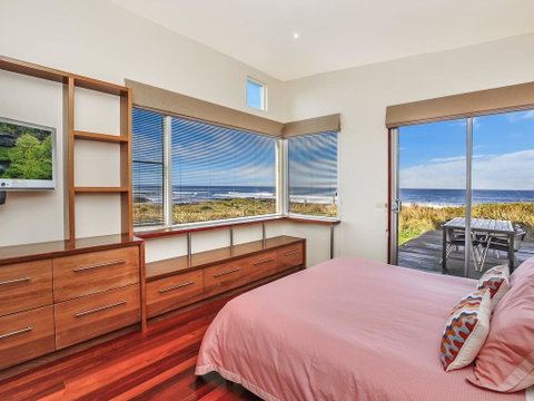 HEARN'S BEACHSIDE VILLA 9 - Your Accommodation 3